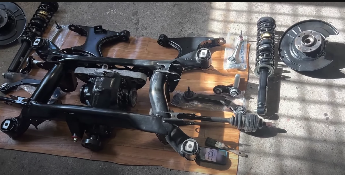 Napráškované časti náprav a nazinkované šróby